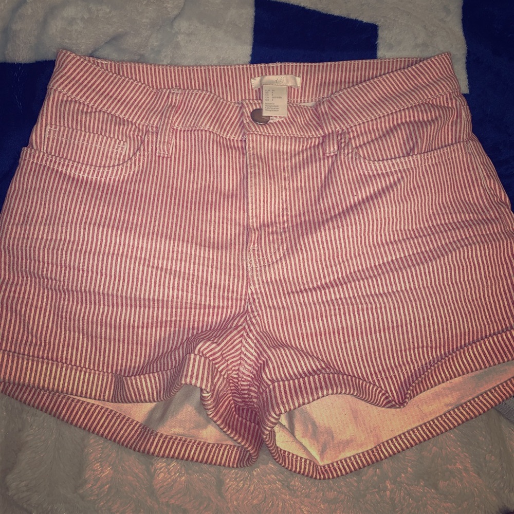 Red and white striped shorts ❤️⚪️